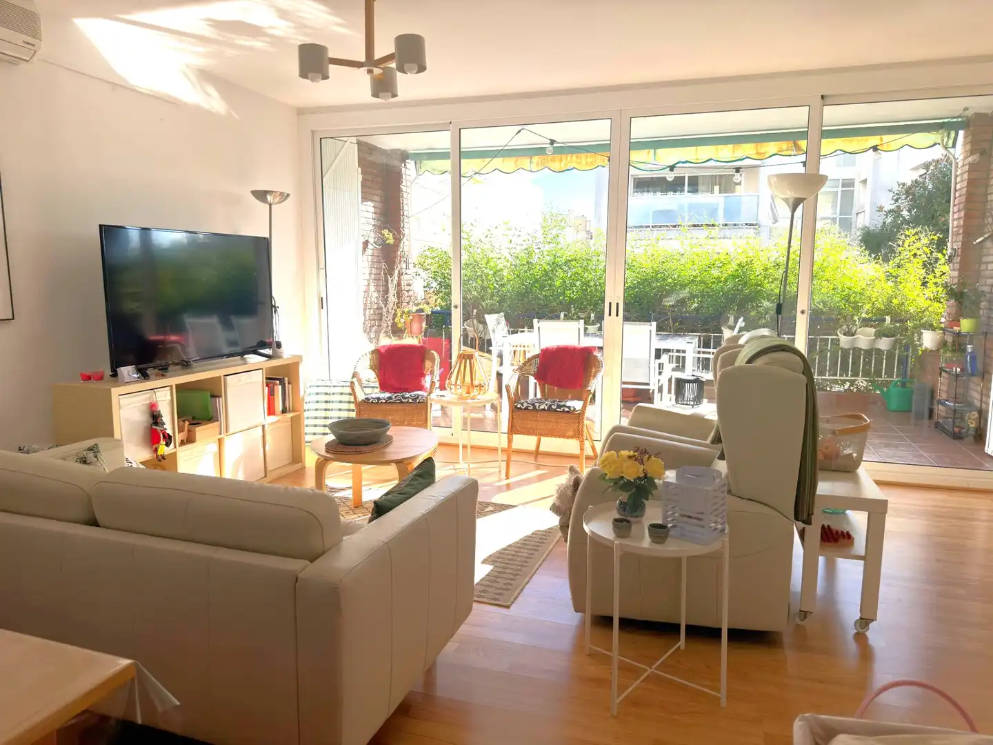 Sala d'estar de Planta baixa en venda en Cubelles amb Aire condicionat, Calefacció i Jardí privat