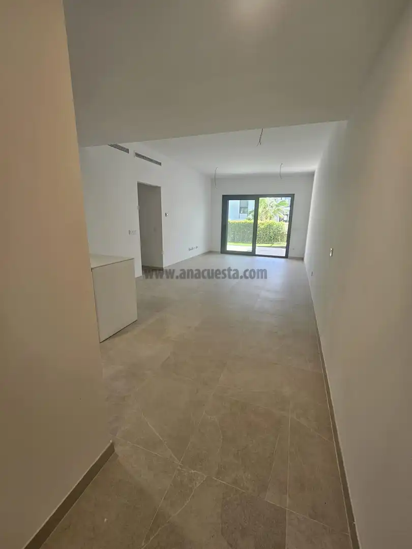 Sala de estar de Apartamento en venta en Estepona con Aire acondicionado, Terraza y Piscina comunitaria