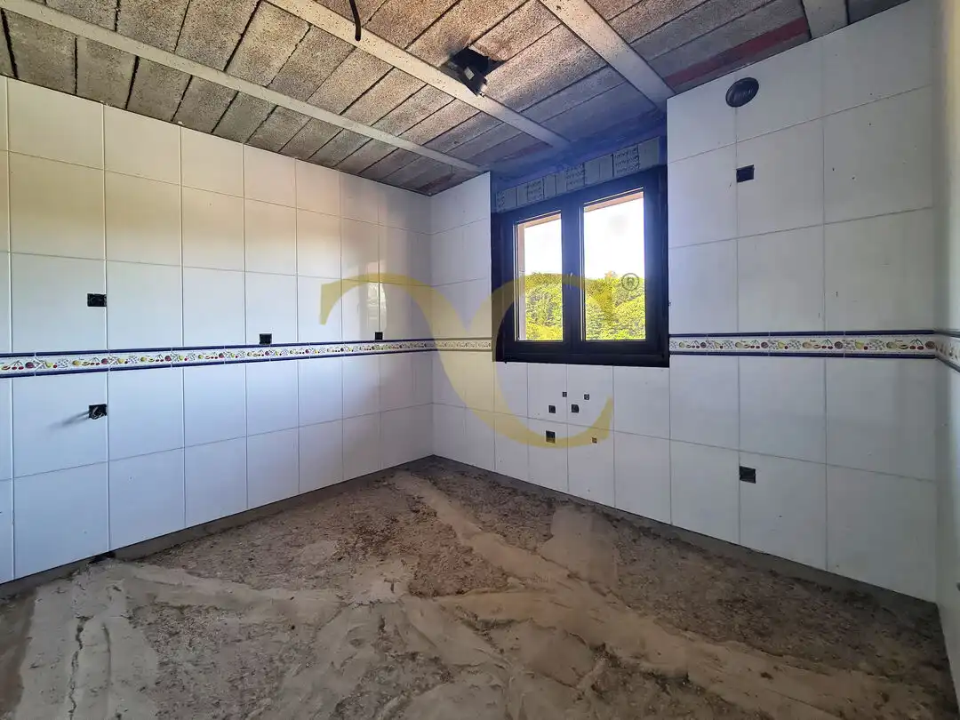 Cuina de Casa o xalet en venda en Oviedo  amb Calefacció, Jardí privat i Terrassa