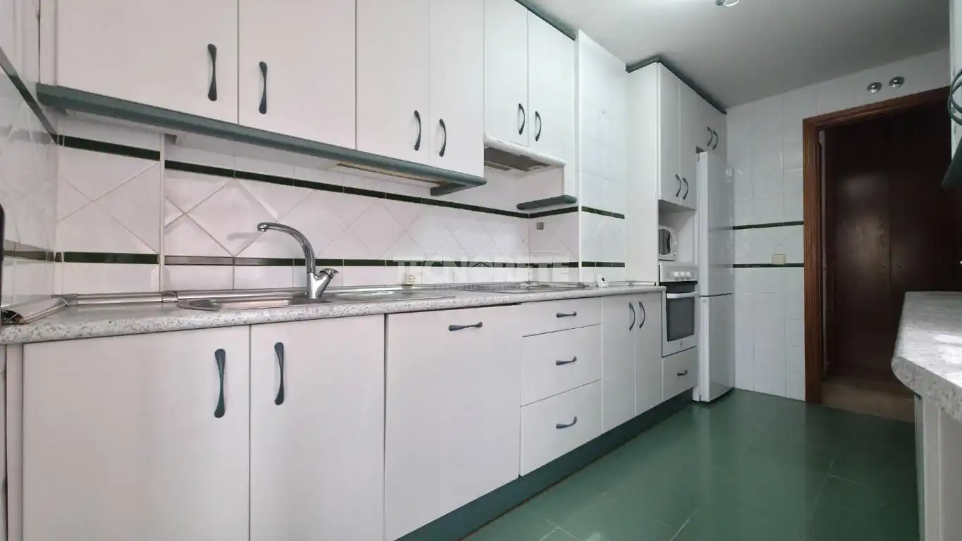 Cocina de Casa adosada en venta en Guadalajara con Jardín privado, Parquet y Terraza