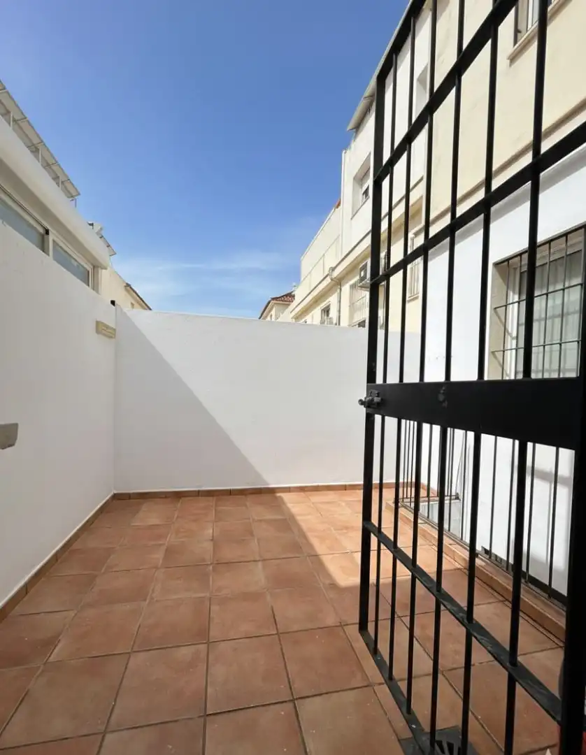 Terrasse von Einfamilien-Reihenhaus zum Verkauf in Dos Hermanas mit Klimaanlage, Möbliert und Ofen
