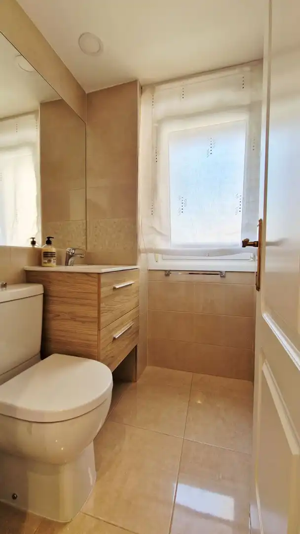 Baño de Piso de alquiler en Torrelavega  con Calefacción, Amueblado y Balcón