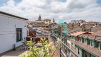 Vista exterior de Àtic en venda en Oviedo  amb Terrassa i Traster