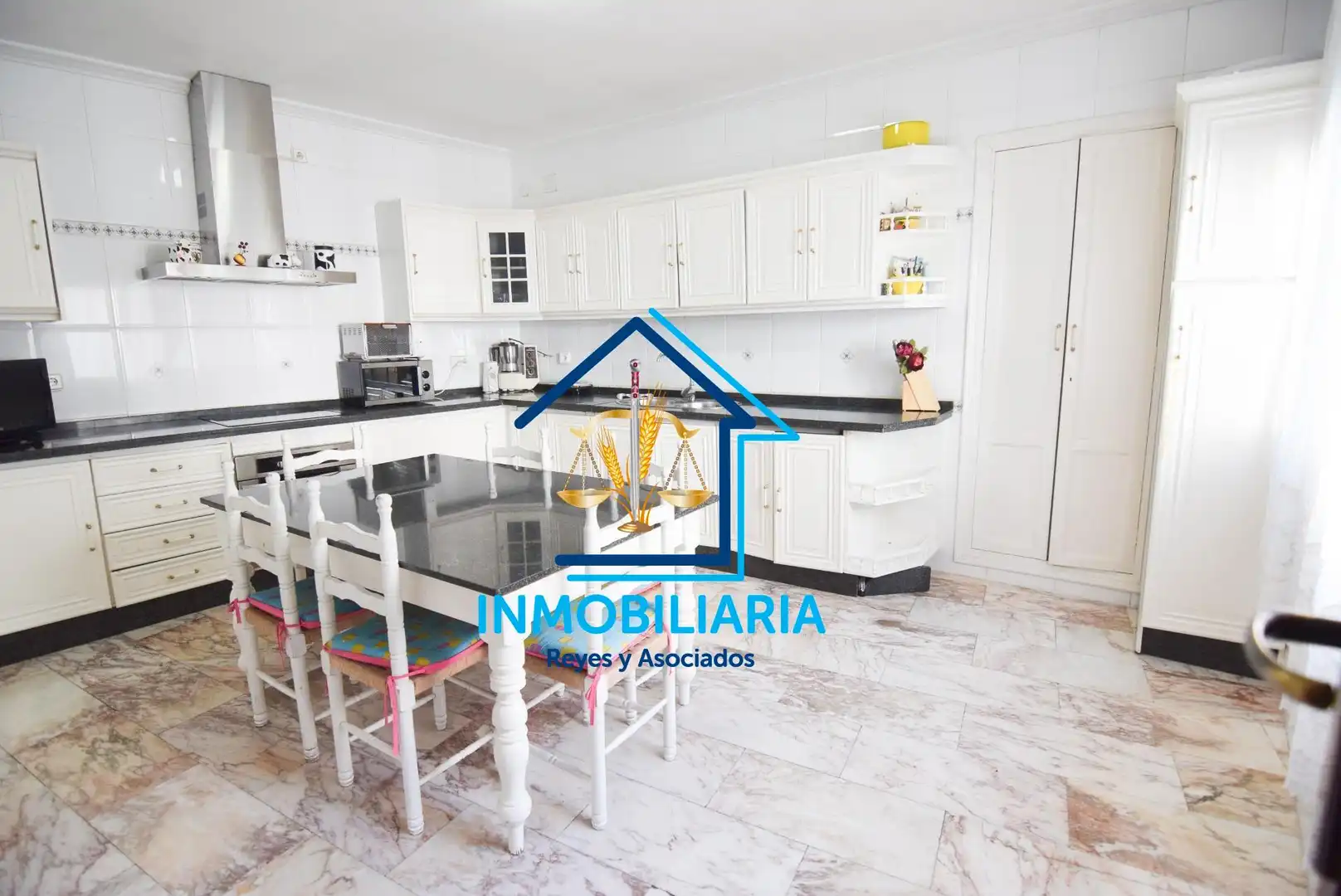 Cuina de Casa o xalet en venda en Córdoba amb Aire condicionat