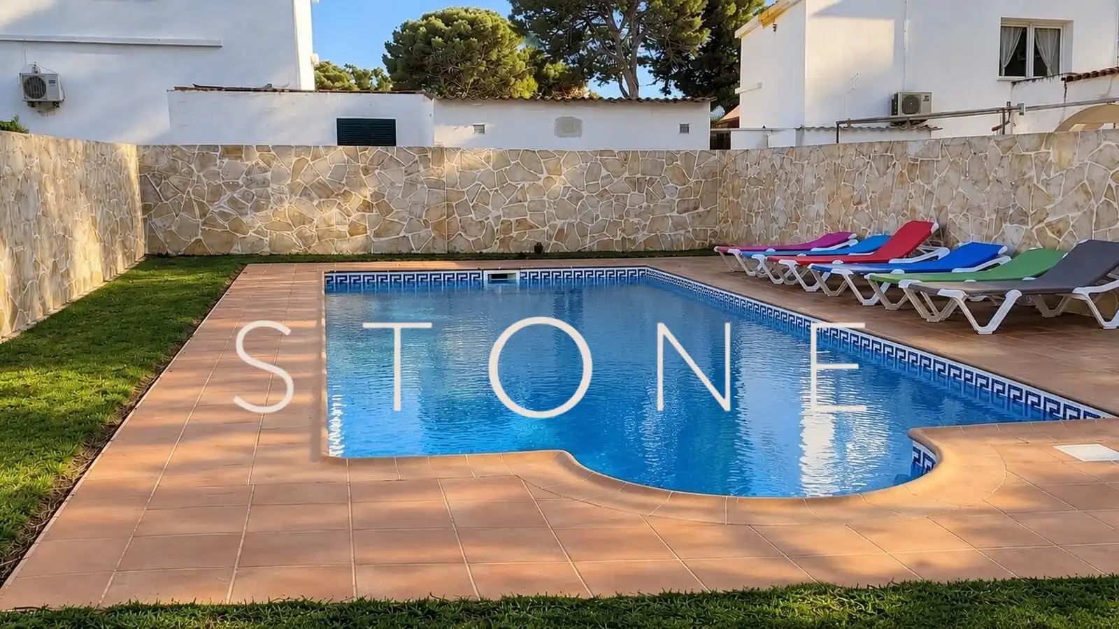 Chalet con piscina en venta en Cala Blanca