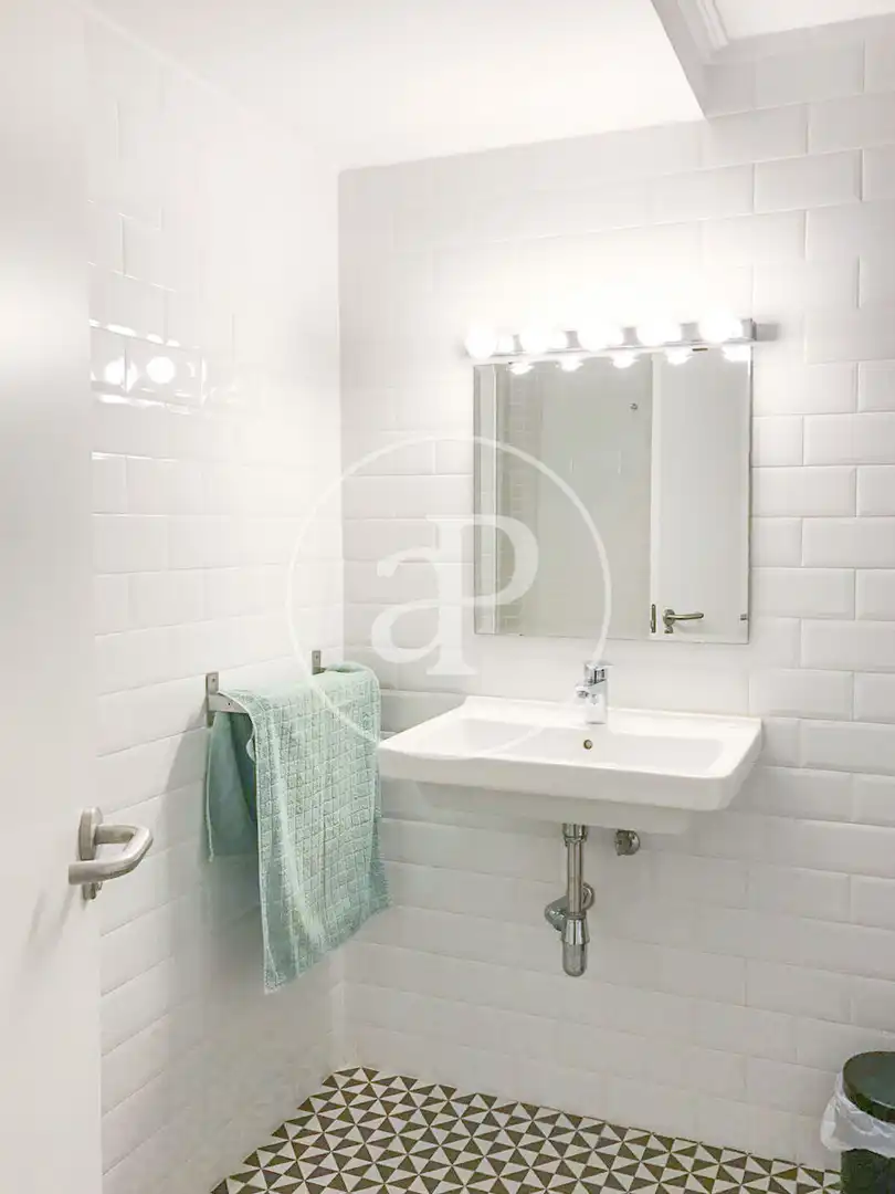 Badezimmer von Wohnung zur Miete in Valencia mit Klimaanlage, Heizung und Möbliert