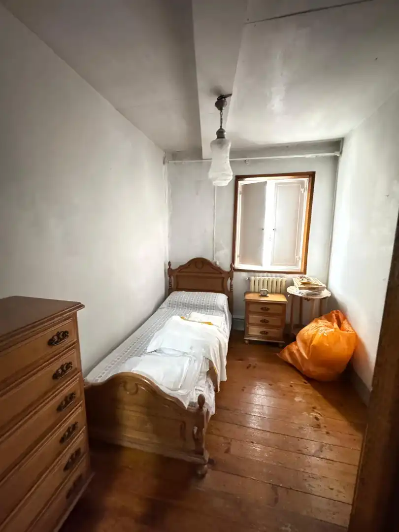 Dormitori de Casa o xalet en venda en Pontevedra Capital  amb Jardí privat, Traster i Moblat