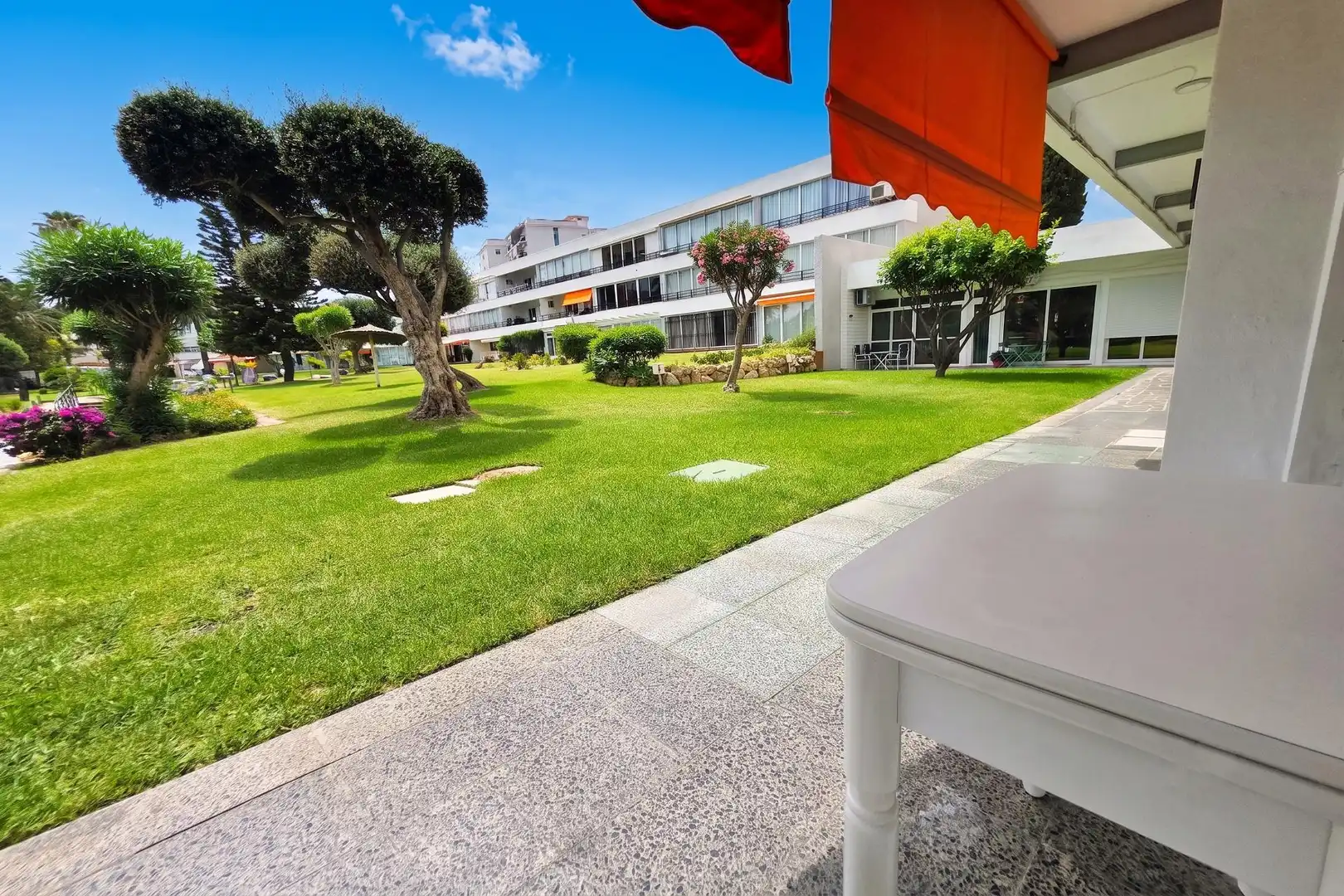 Vista exterior de Apartament en venda en Benalmádena amb Aire condicionat, Calefacció i Jardí privat