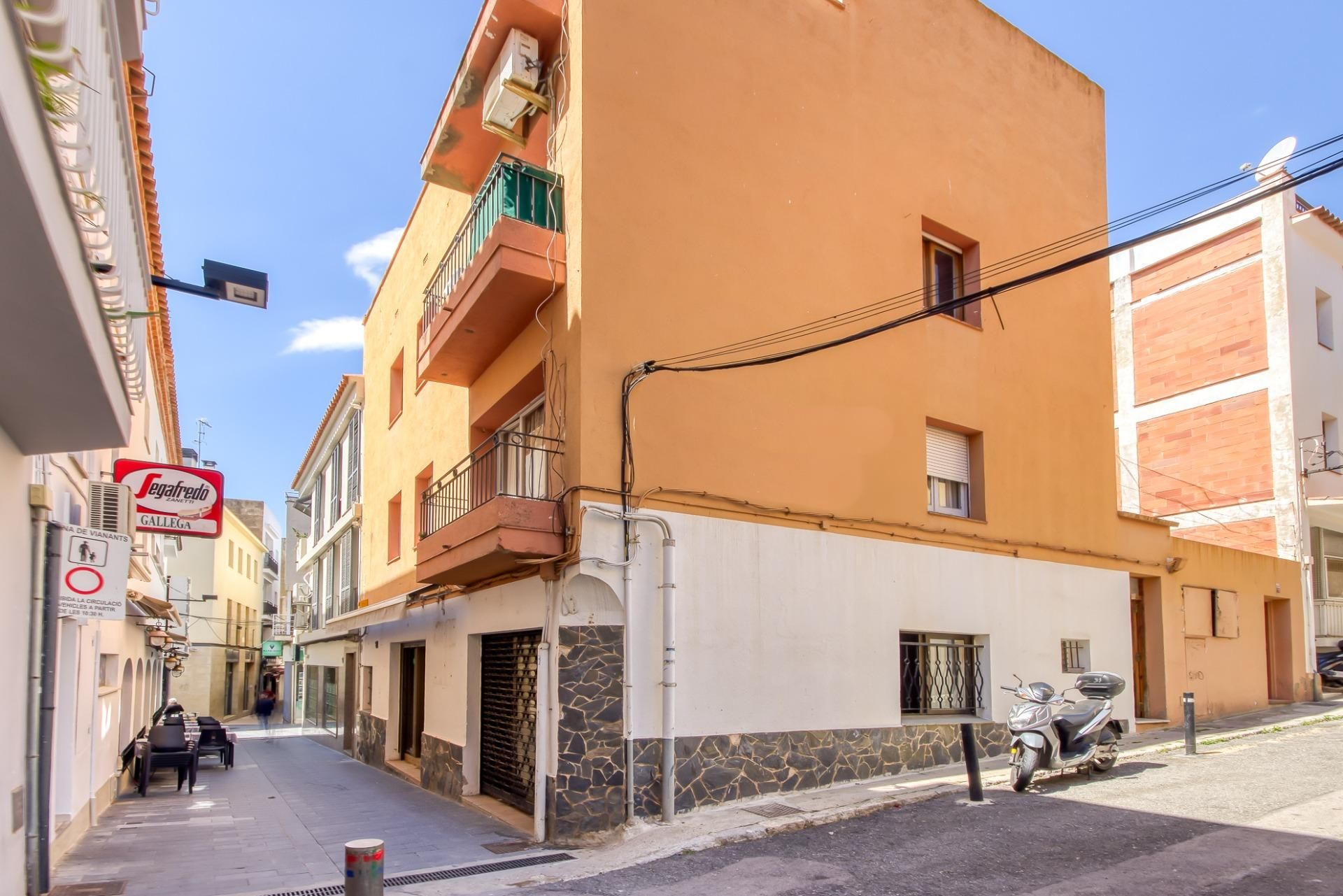 Vista exterior de Casa o xalet en venda en Roses amb Terrassa i Balcó