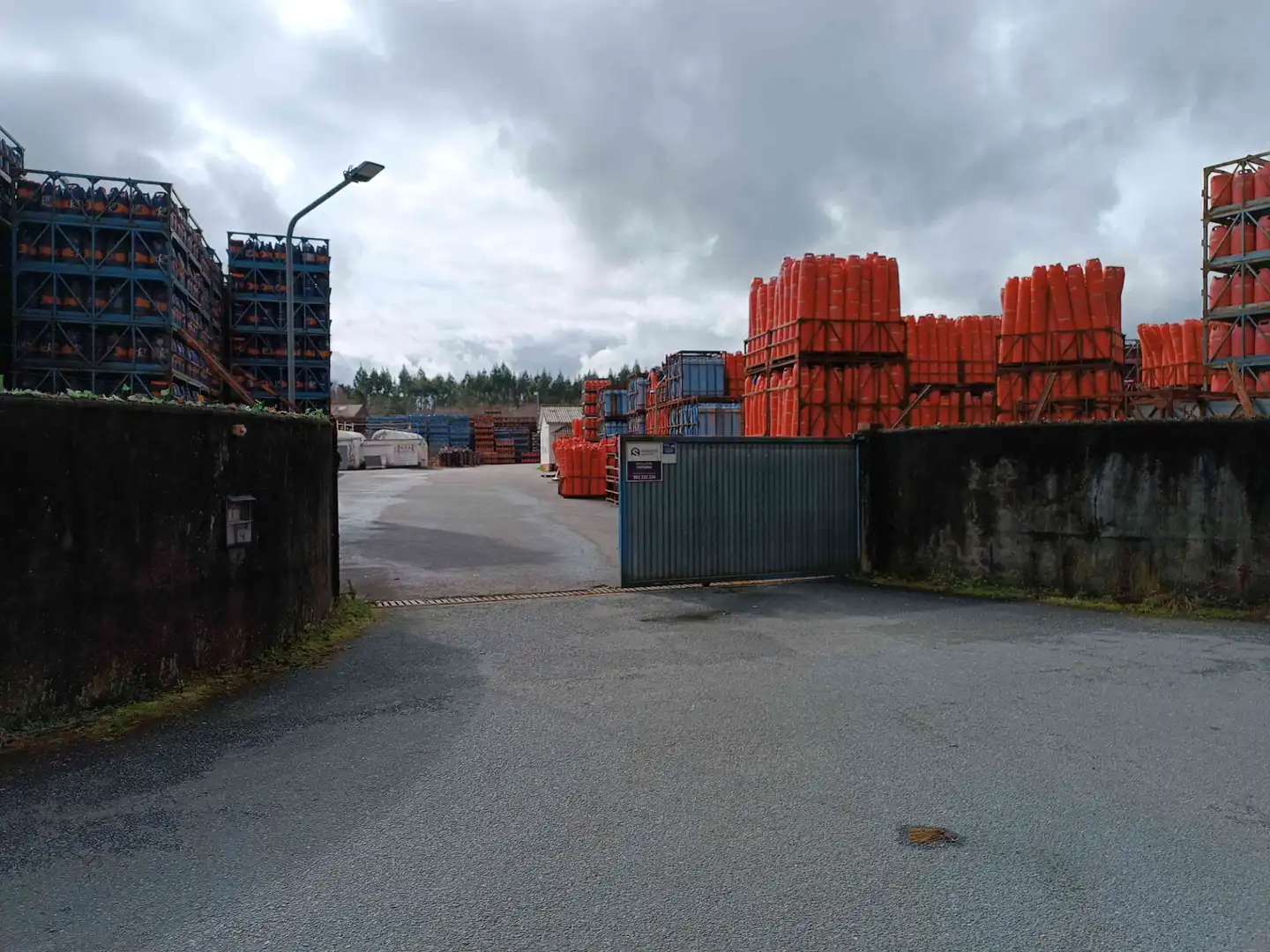 Parkplatz von Fabrikhallen zum Verkauf in Guitiriz
