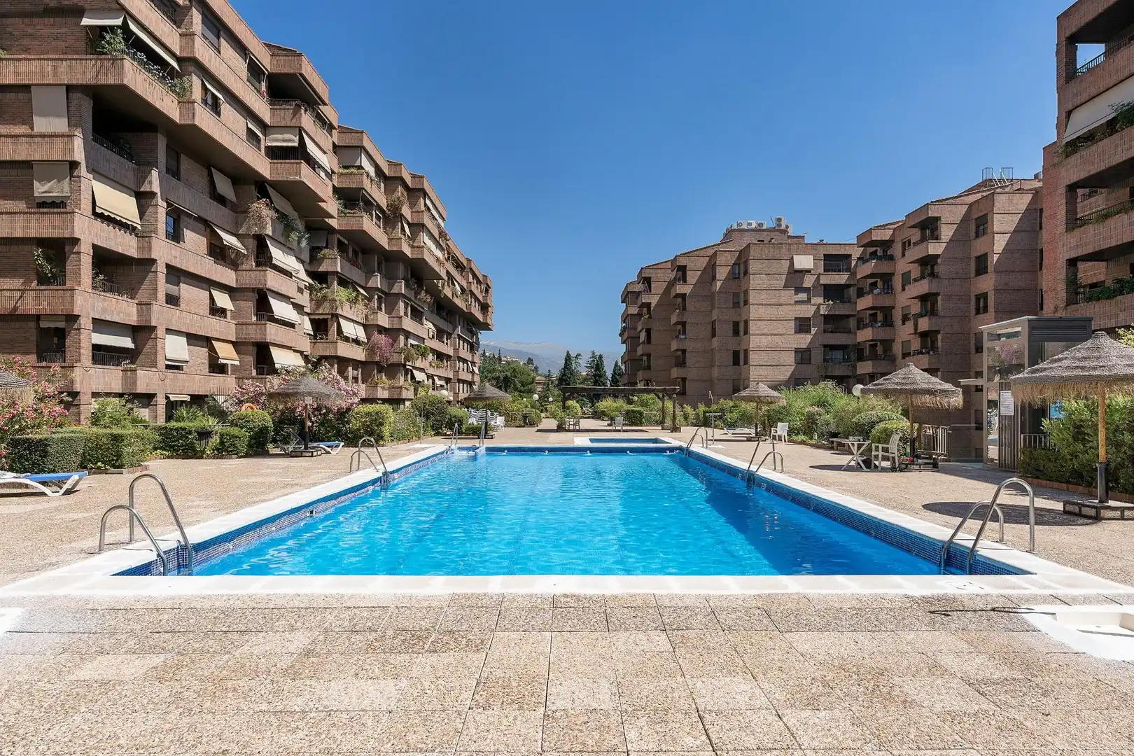 Piscina de Planta baja en venta en Granada con Jardín privado, Amueblado y Piscina comunitaria