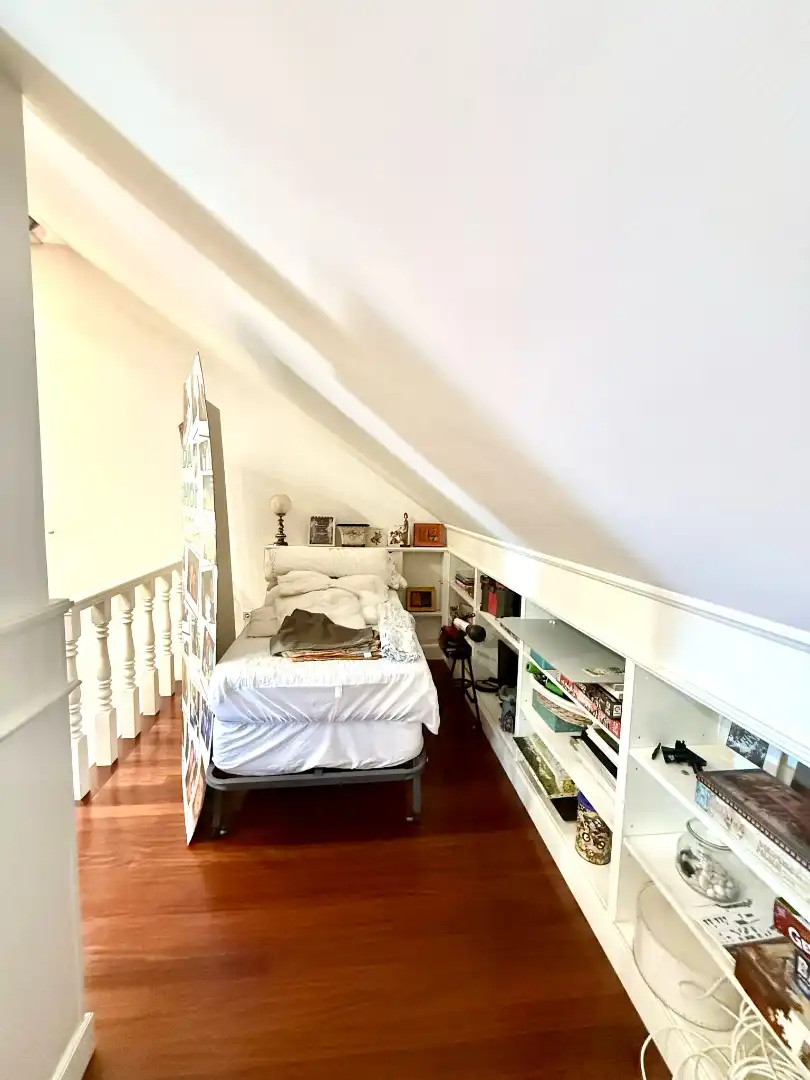 Dormitori de Casa adosada en venda en Vigo  amb Calefacció, Jardí privat i Parquet