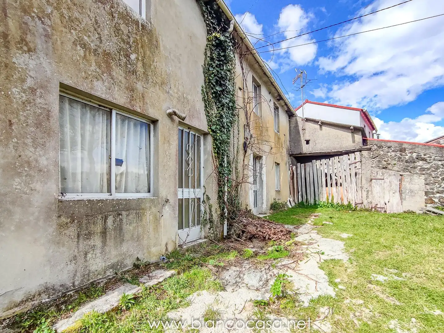 Vista exterior de Casa o xalet en venda en Carballo amb Calefacció, Jardí privat i Traster