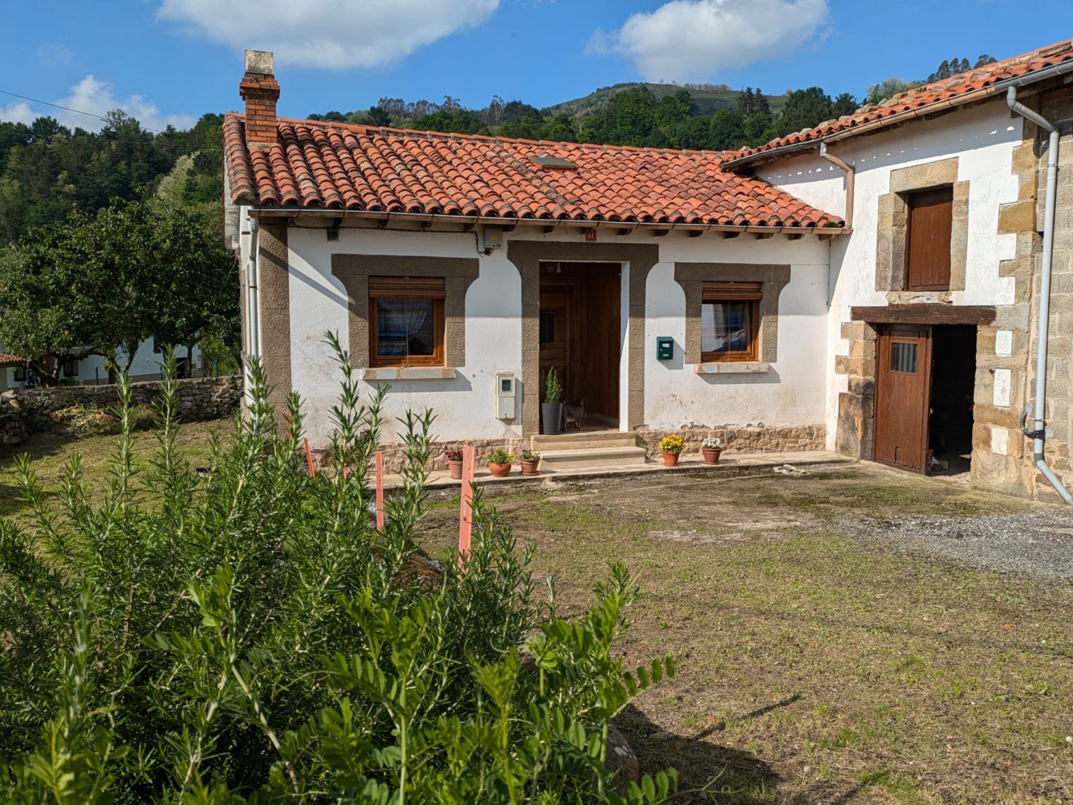 Vista exterior de Casa adosada en venda en Molledo amb Jardí privat
