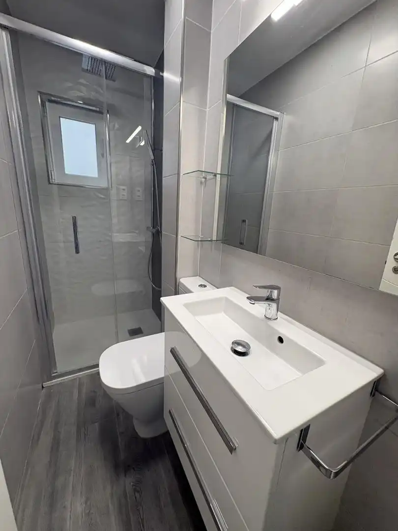 Baño de Piso de alquiler en Madrid con Aire acondicionado y Calefacción