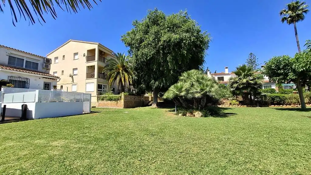 Vista exterior de Planta baja en venta en Dénia con Aire acondicionado, Terraza y Piscina comunitaria