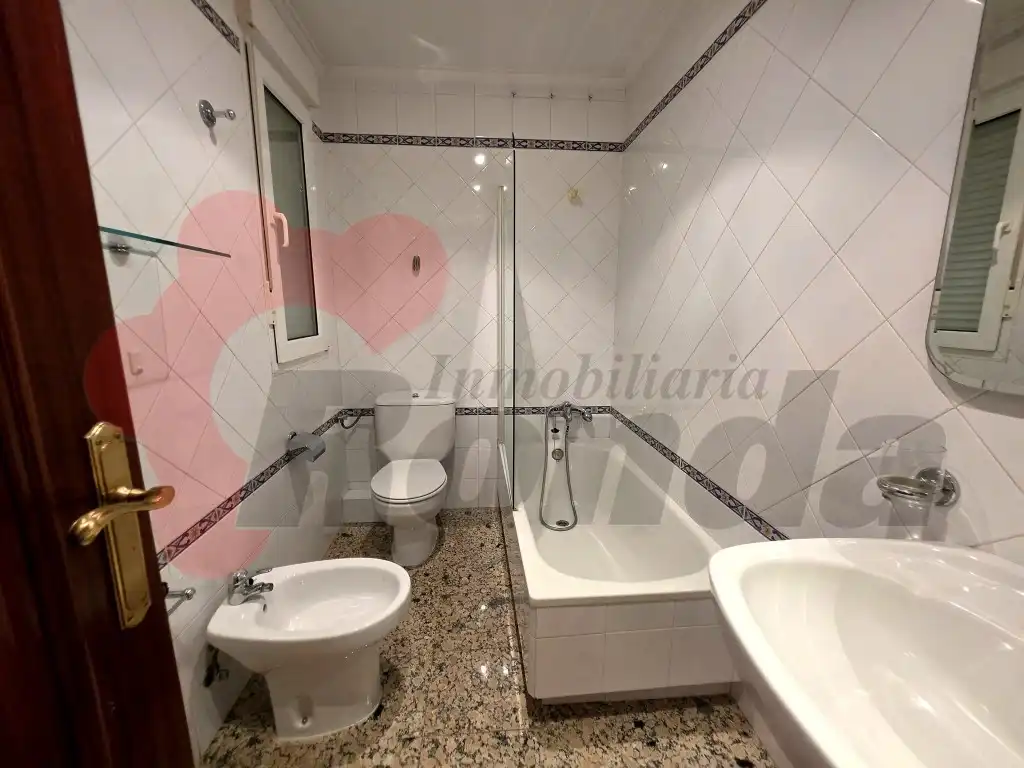 Badezimmer von Wohnung zur Miete in Lugo mit Möbliert