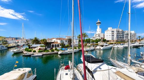 Elegante apartamento totalmente renovado con terraza, vistas al canal y piscina comunitaria, imatge 4