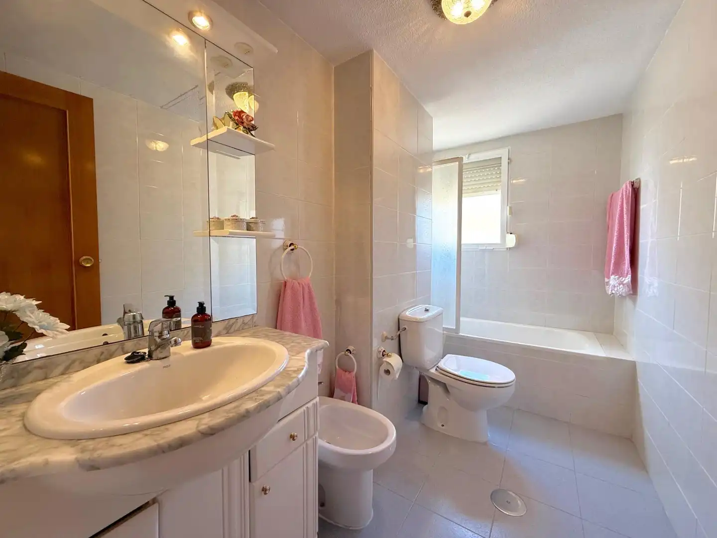 Baño de Apartamento en venta en Benidorm con Aire acondicionado, Jardín privado y Amueblado