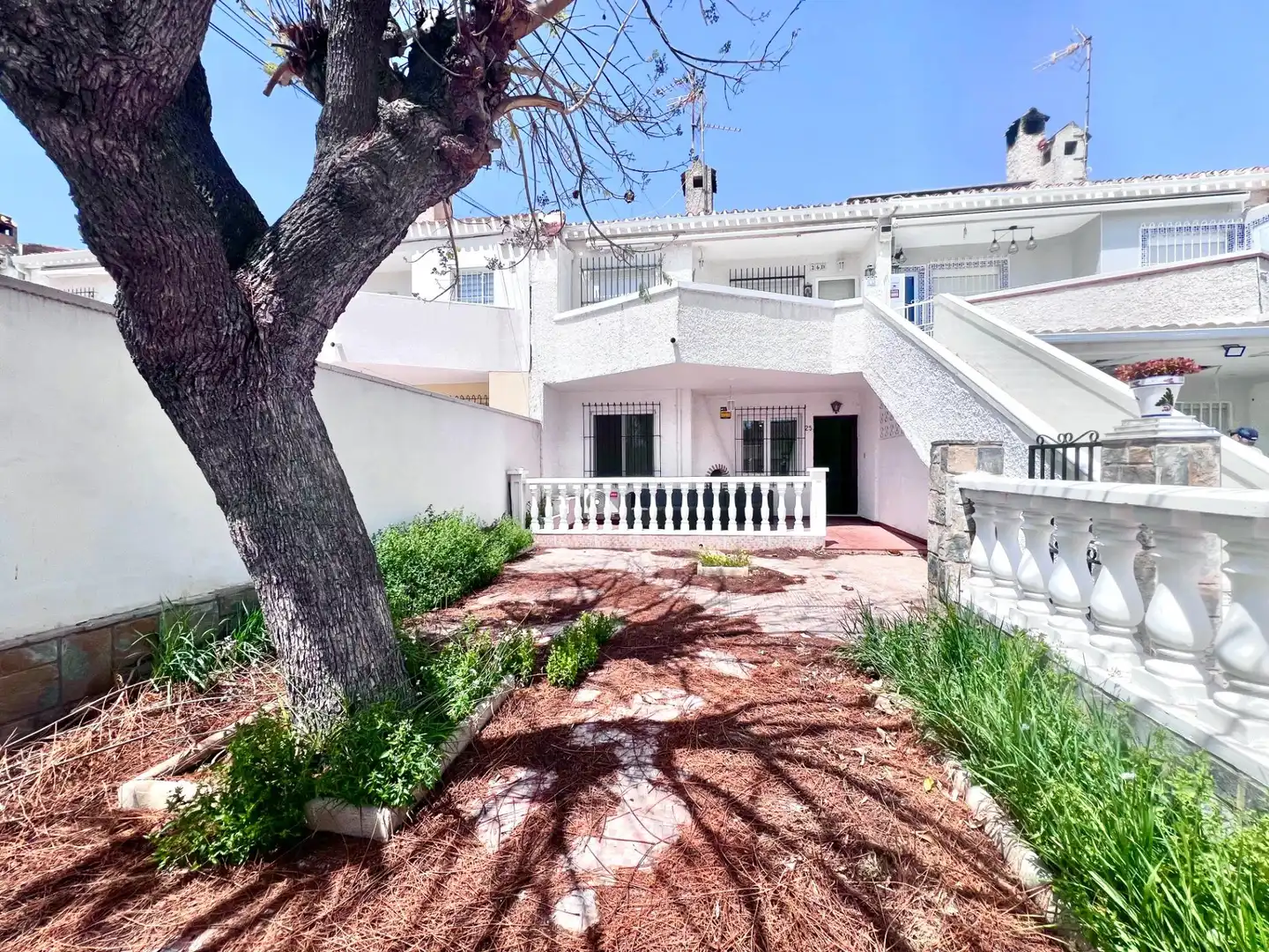 Vista exterior de Casa o xalet en venda en Orihuela amb Aire condicionat, Jardí privat i Moblat