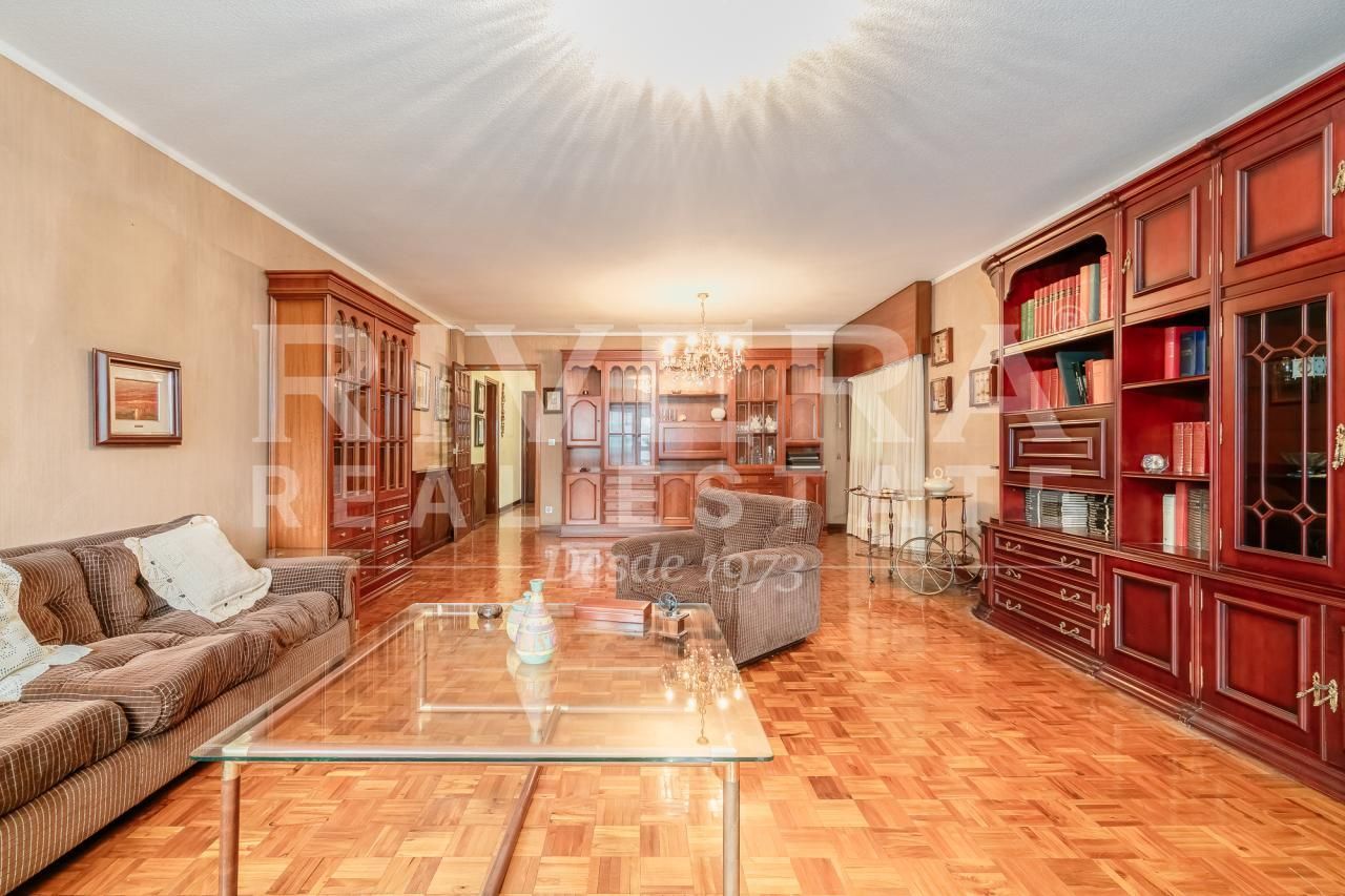 Sala d'estar de Pis en venda en Vigo  amb Calefacció, Parquet i Terrassa