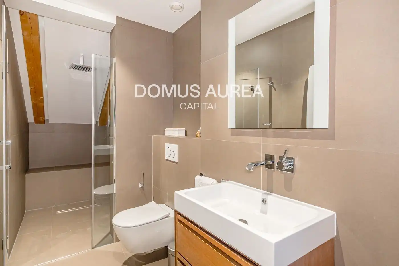 Baño de Dúplex de alquiler en Madrid con Calefacción, Terraza y Amueblado