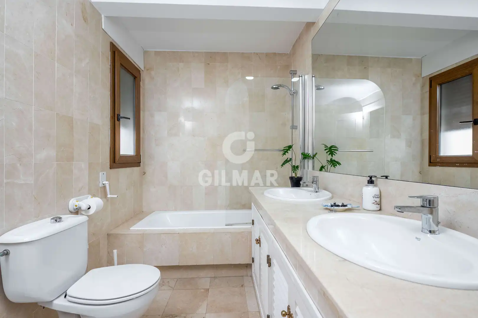 Badezimmer von Wohnung zum Verkauf in Zahara de los Atunes mit Heizung, Privatgarten und Schwimmbad