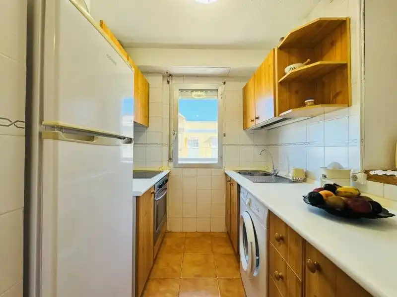 Cuina de Apartament en venda en Torrevieja amb Aire condicionat, Moblat i Piscina comunitària