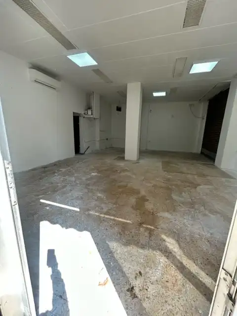 Local de alquiler en L'Hospitalet de Llobregat con Alarma