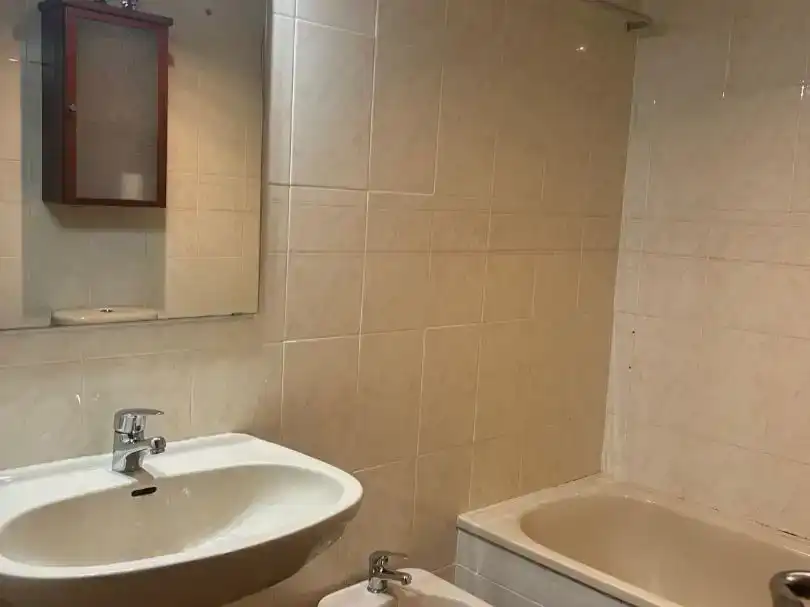 Bany de Pis en venda en Sevilla amb Aire condicionat i Moblat