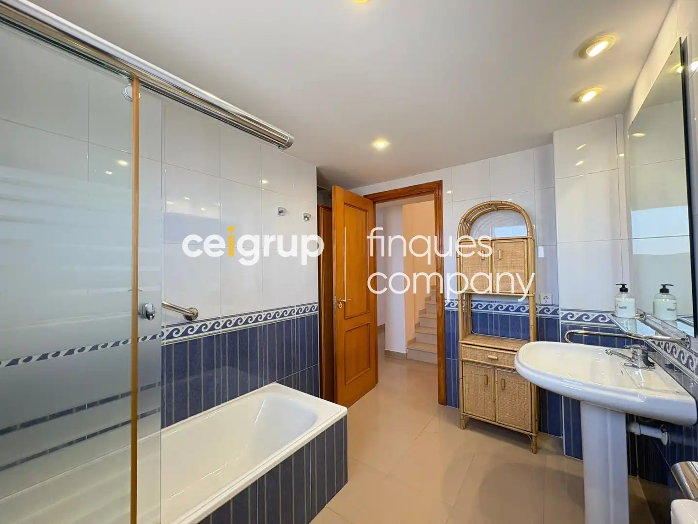 Baño de Casa o chalet de alquiler en Girona con Calefacción, Terraza y Piscina