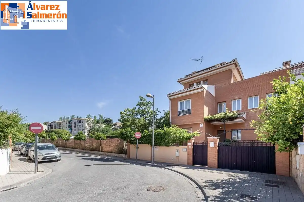 Vista exterior de Casa o chalet en venta en Huétor Vega con Terraza, Piscina y Balcón
