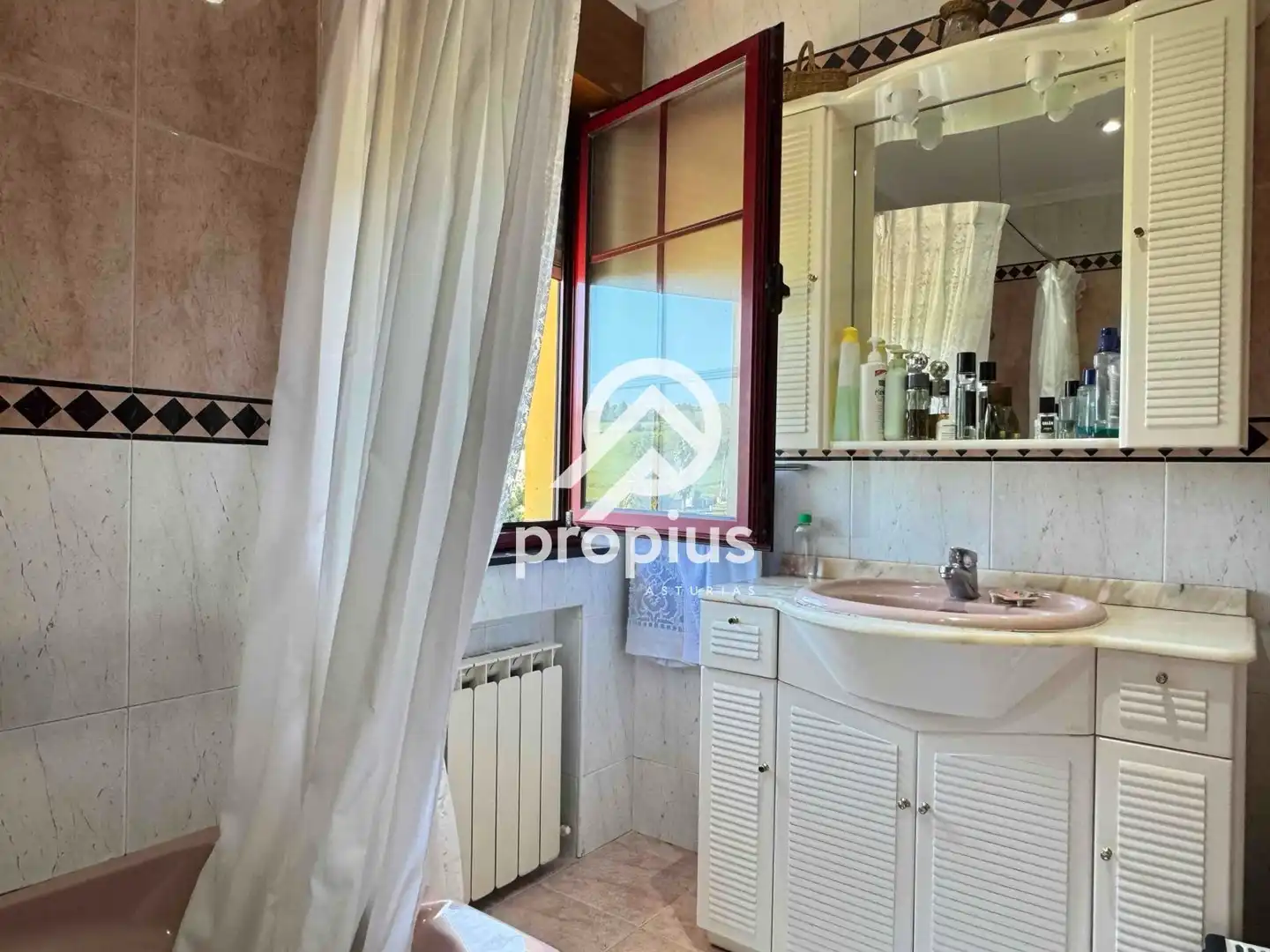 Baño de Casa o chalet en venta en Avilés con Calefacción, Jardín privado y Parquet
