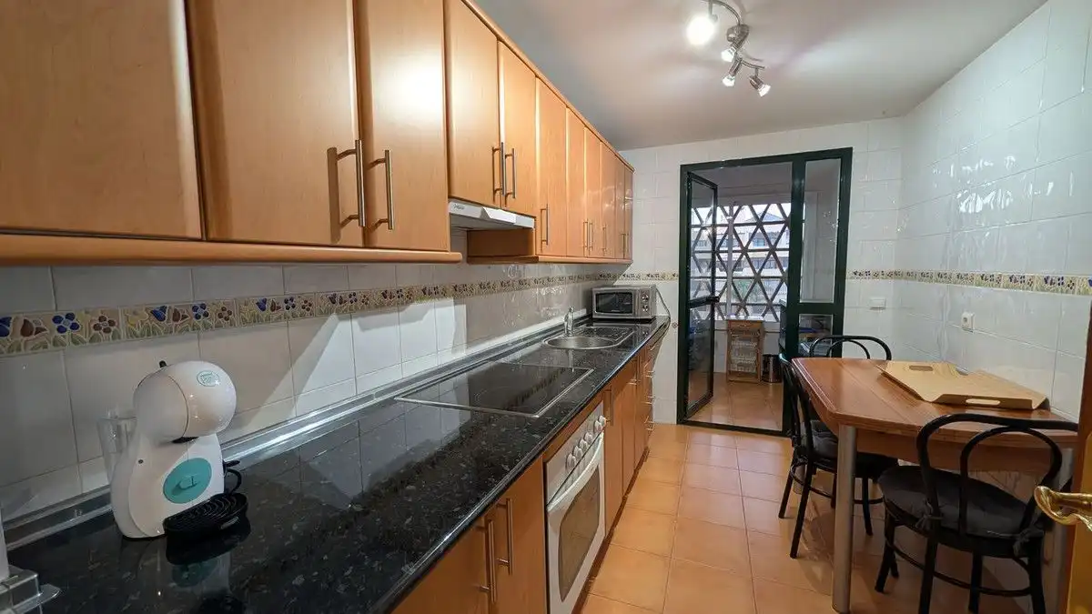 Cuina de Apartament de lloguer en Estepona amb Aire condicionat, Calefacció i Terrassa