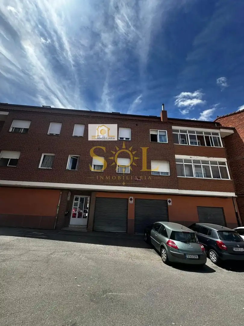 Vista exterior de Apartament en venda en León Capital  amb Calefacció, Parquet i Moblat