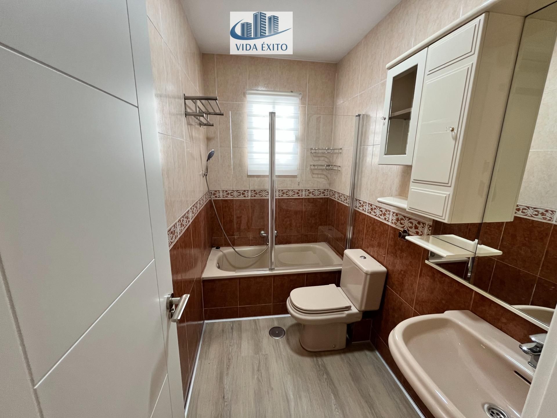 Bany de Pis en venda en  Jaén Capital amb Aire condicionat i Balcó