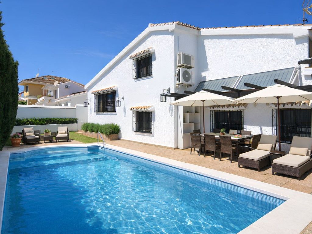 Piscina de Casa o xalet en venda en Fuengirola amb Aire condicionat, Moblat i Forn