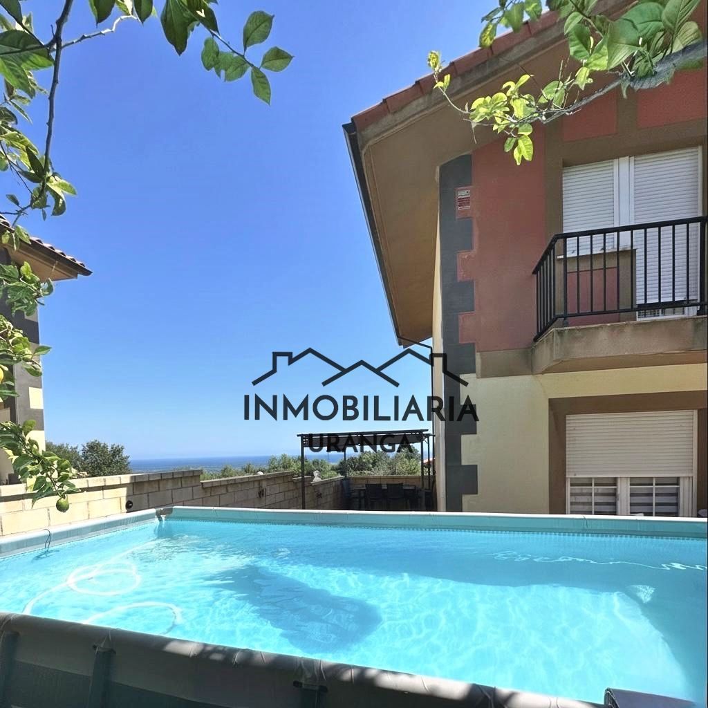 Vista exterior de Casa o xalet en venda en Castro-Urdiales amb Calefacció, Jardí privat i Terrassa