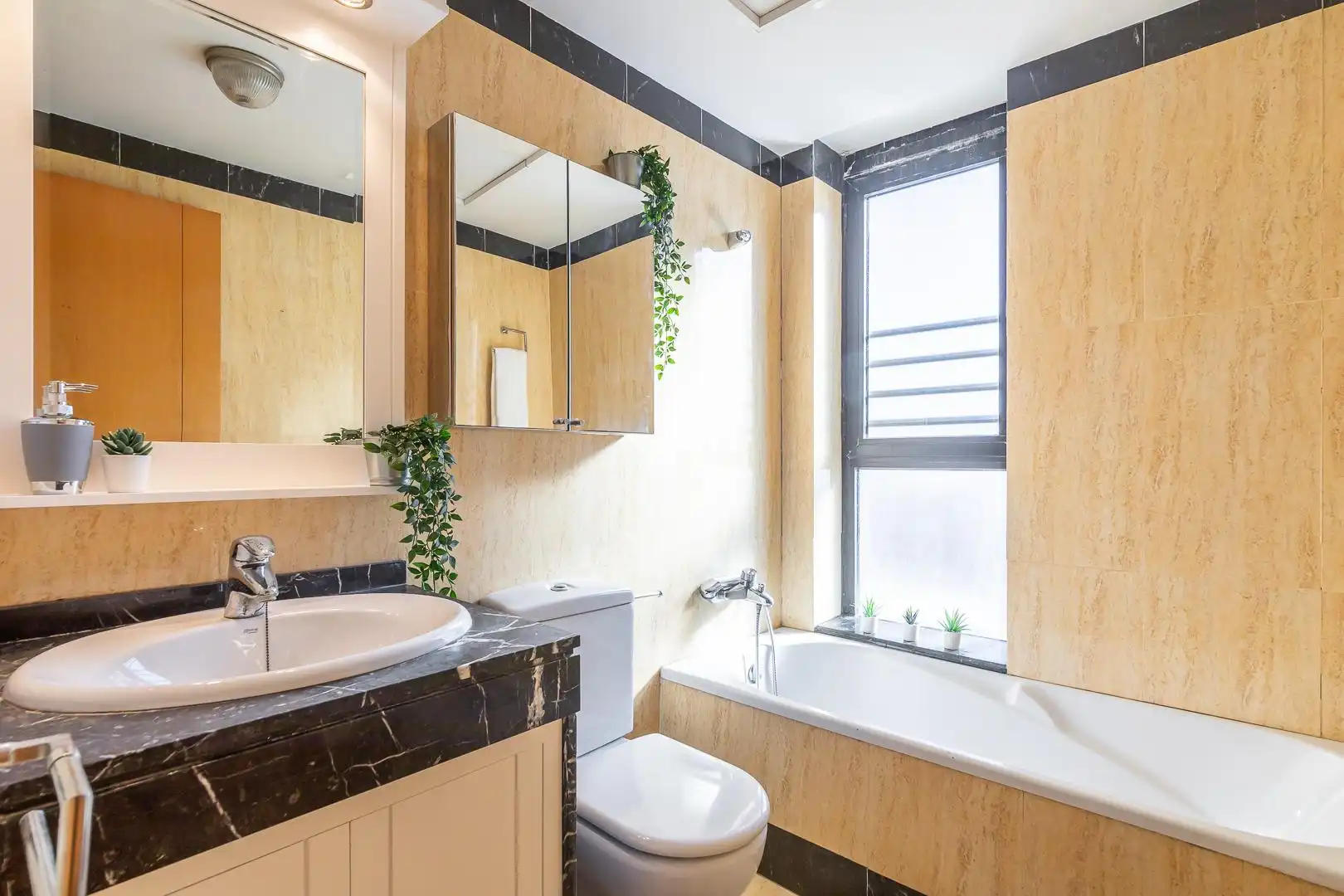 Bathroom of Flat for rent in Valencia  with Air Conditioner, Heating and Storage room