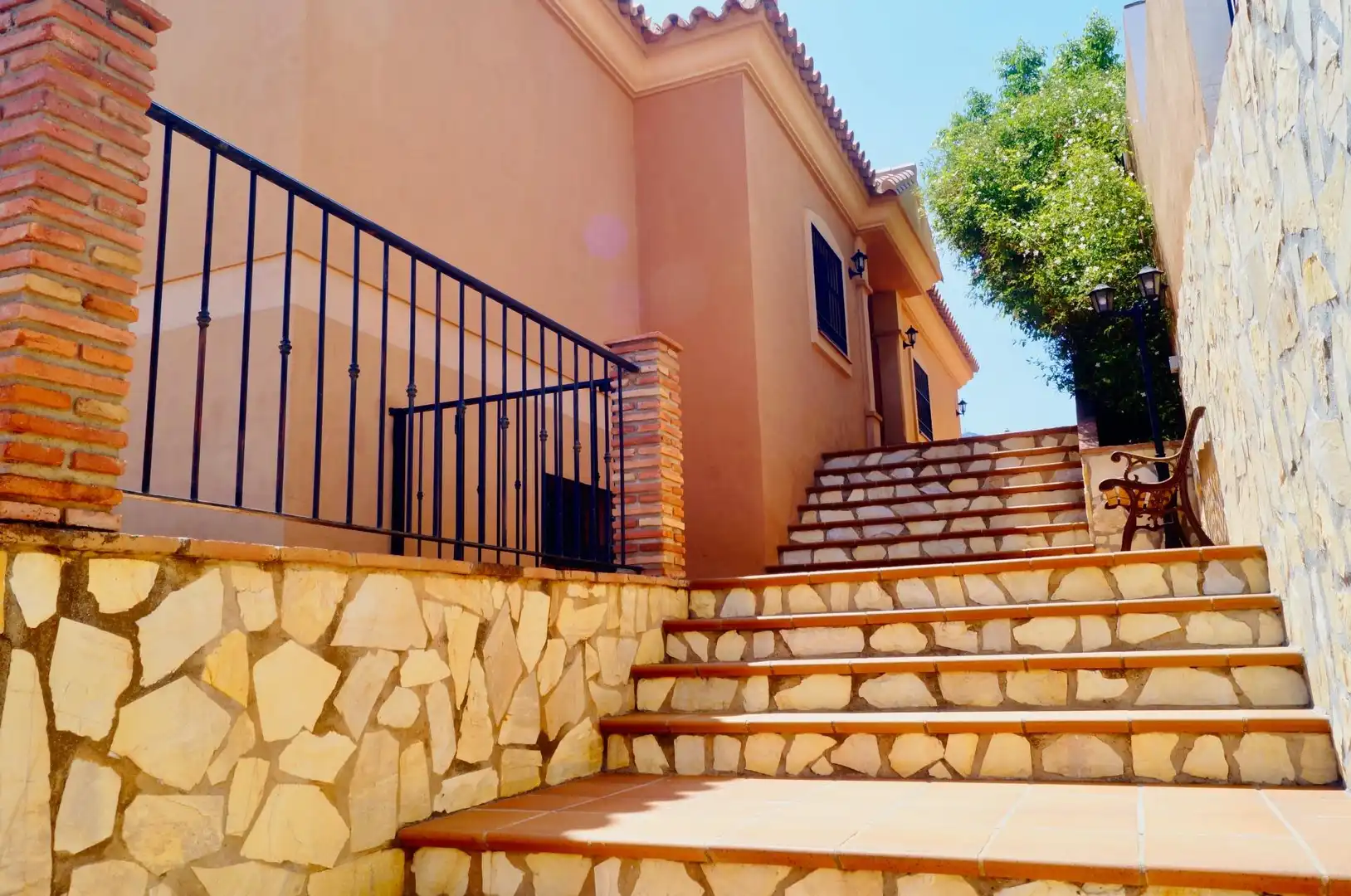 Außenansicht von Haus oder Chalet zum Verkauf in Benalmádena mit Klimaanlage, Heizung und Privatgarten