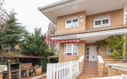 Vista exterior de Casa adosada en venda en Villaviciosa de Odón amb Calefacció, Jardí privat i Terrassa