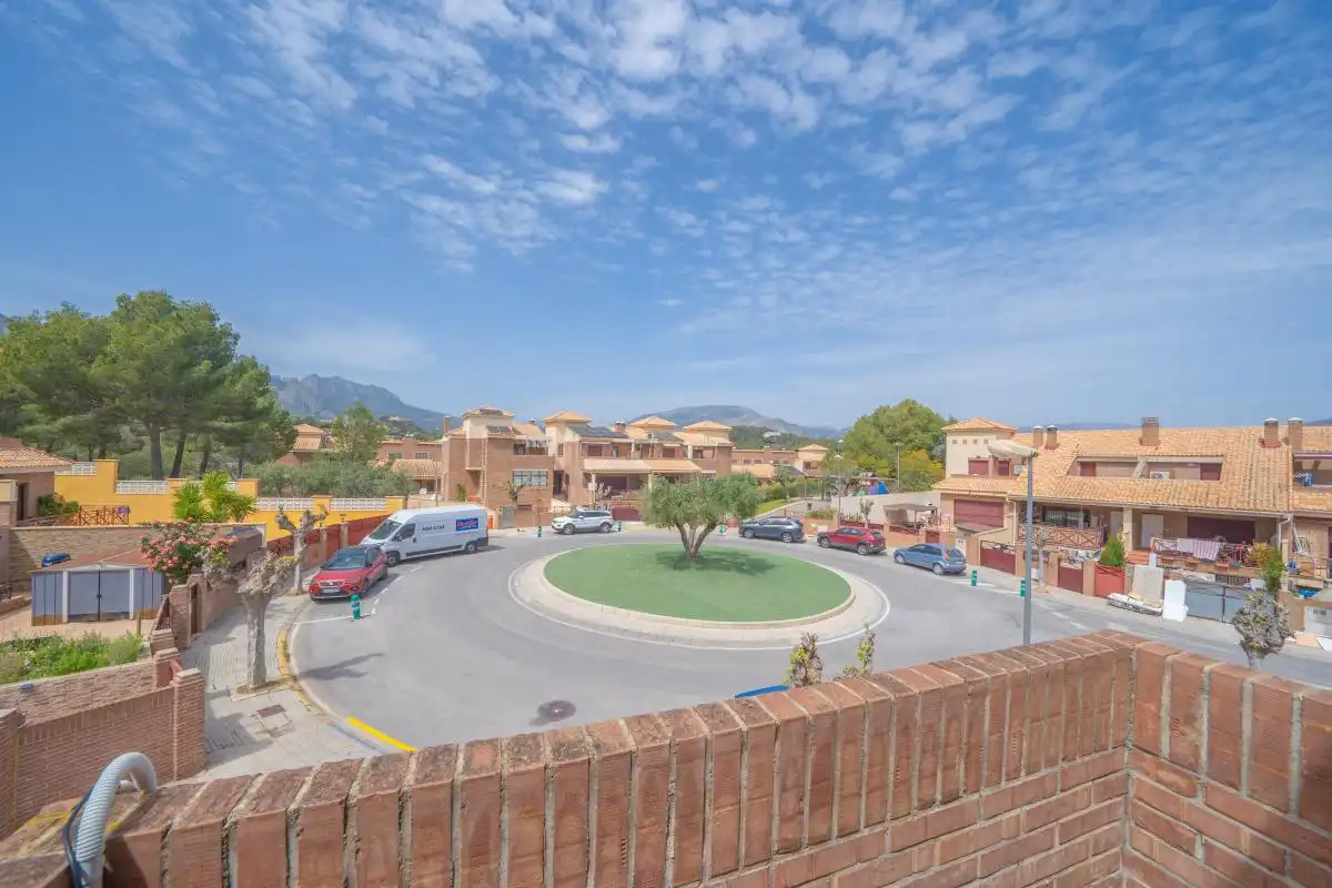 Vista exterior de Casa adosada en venda en La Nucia amb Aire condicionat, Calefacció i Terrassa