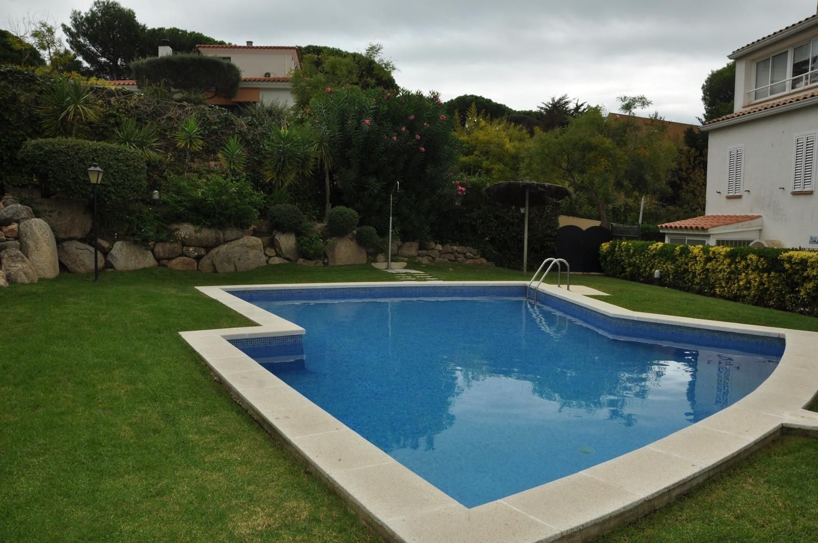 Swimming pool of Single-family semi-detached for sale in  Barcelona Capital  with Heating, Private garden and Terrace