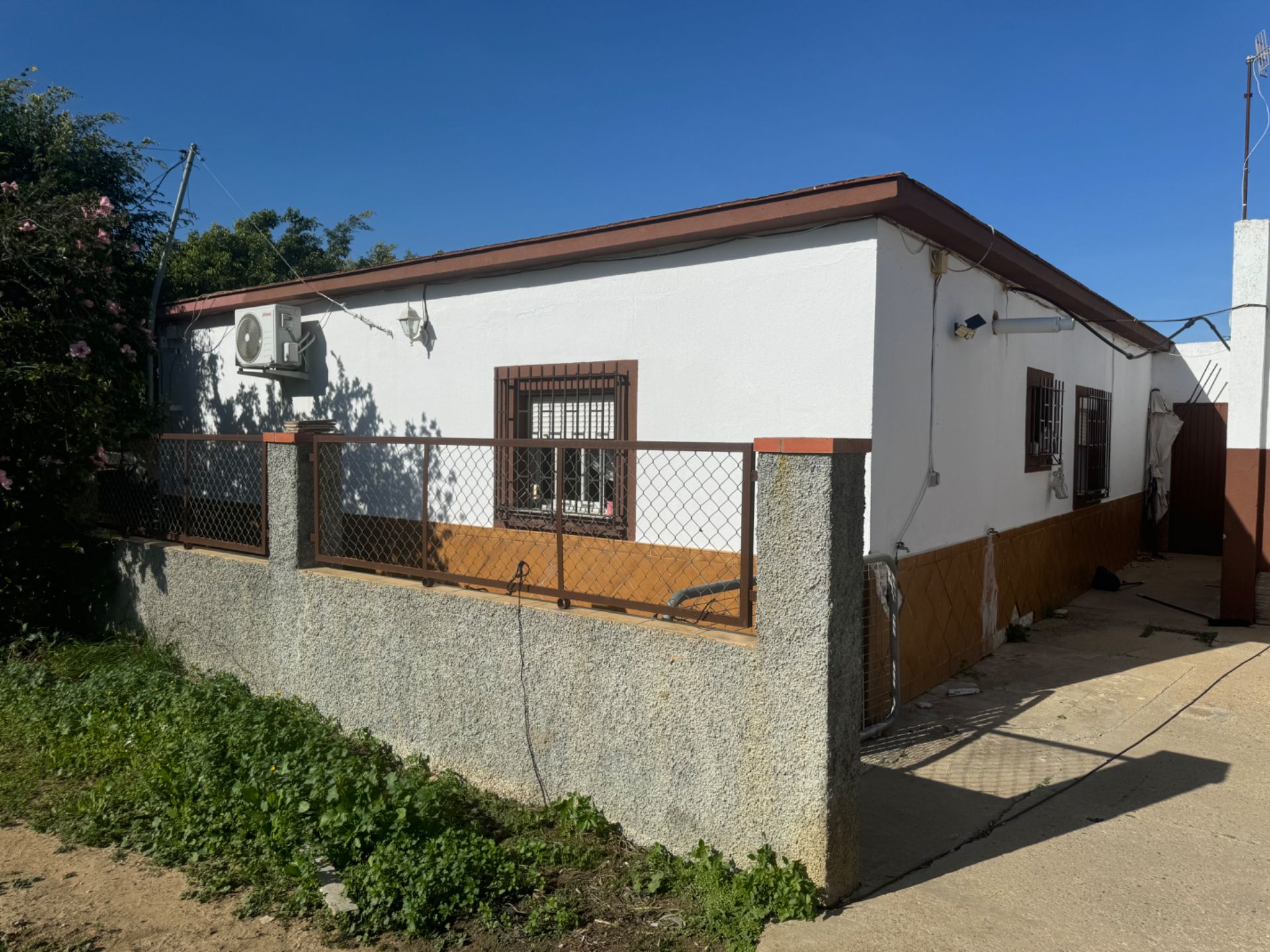 Vista exterior de Finca rústica en venda en Sanlúcar de Barrameda amb Aire condicionat, Jardí privat i Terrassa
