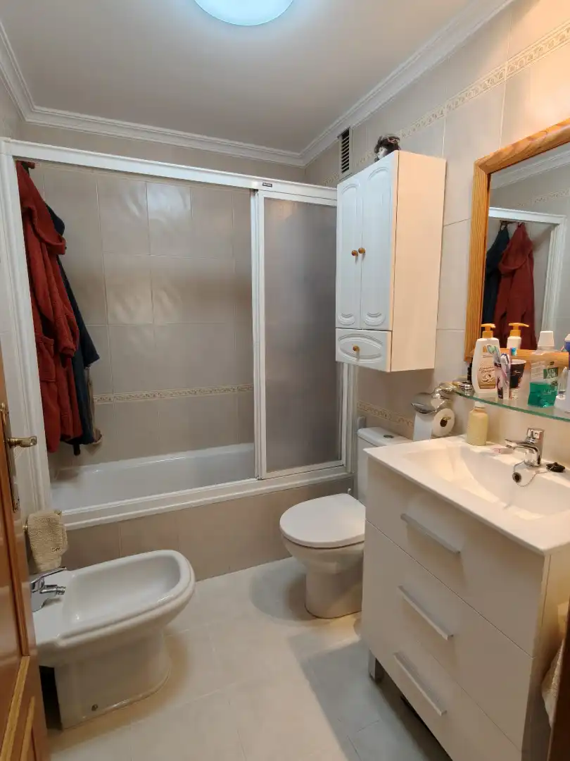 Baño de Ático en venta en Madrid con Calefacción, Terraza y Trastero