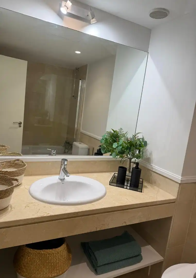 Baño de Apartamento de alquiler en Las Rozas de Madrid con Aire acondicionado, Calefacción y Jardín privado