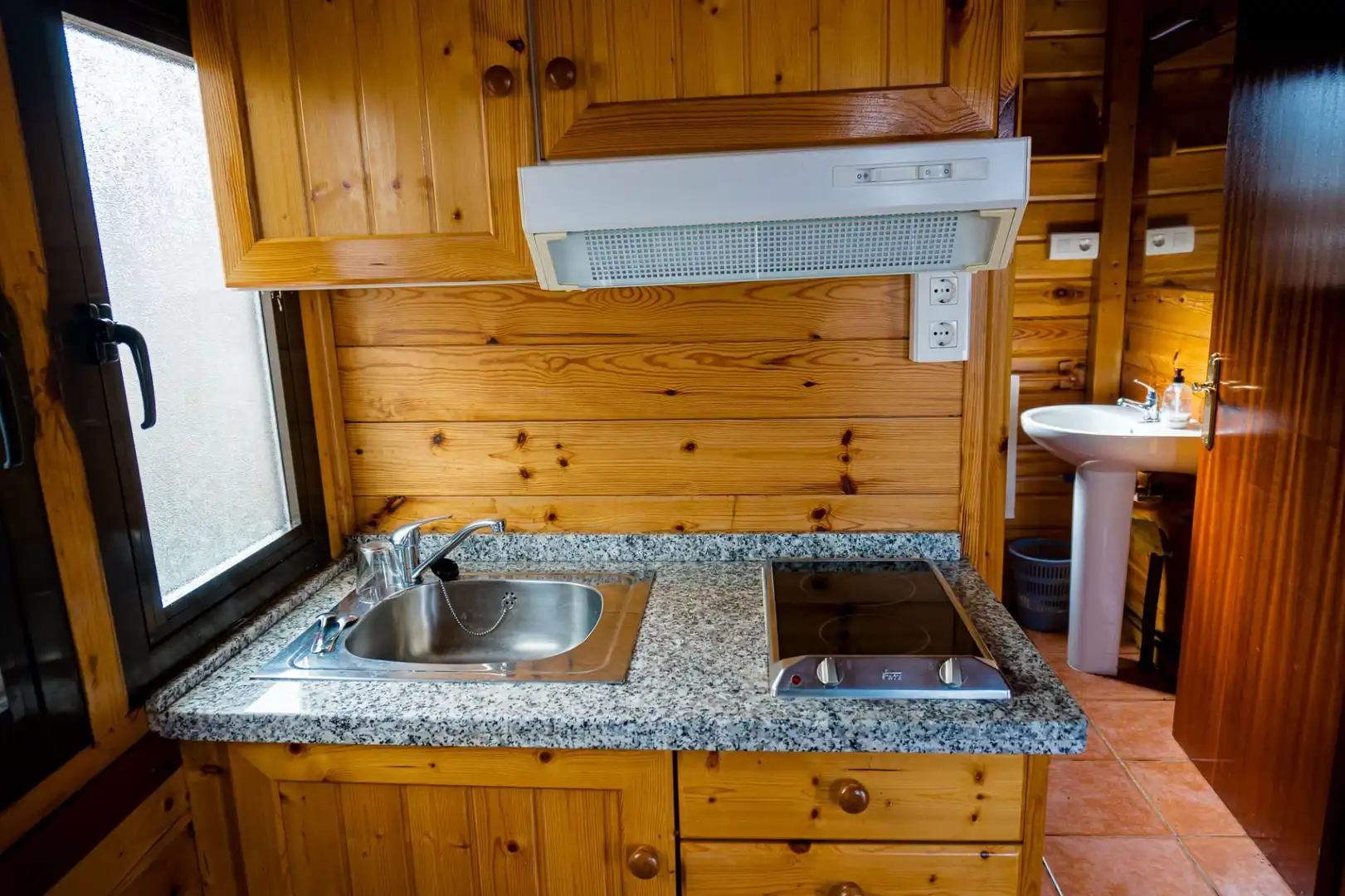 Cuina de Casa o xalet en venda en Villagatón amb Aire condicionat, Calefacció i Jardí privat