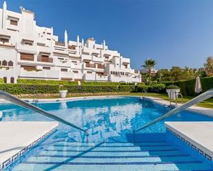 Vista exterior de Planta baixa en venda en Estepona amb Aire condicionat, Terrassa i Piscina