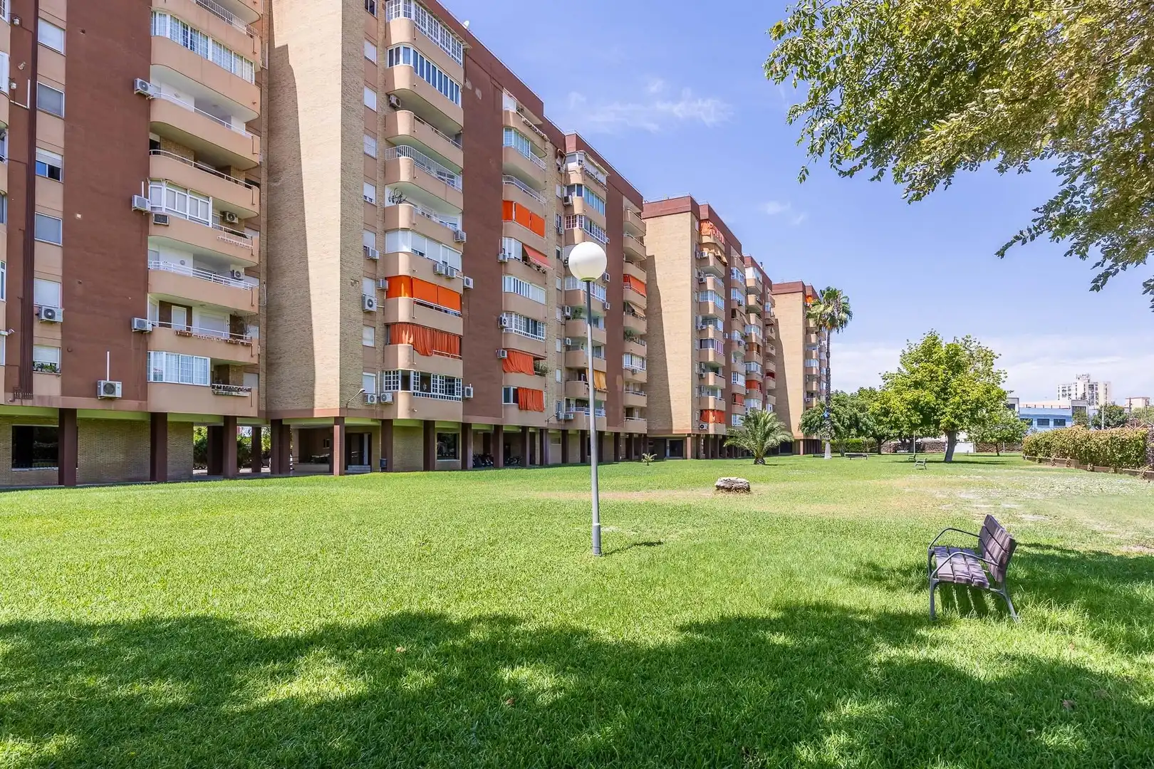 Vista exterior de Pis en venda en Sevilla amb Aire condicionat, Calefacció i Jardí privat