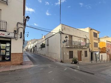 House with balcony for sale in Mancha Real